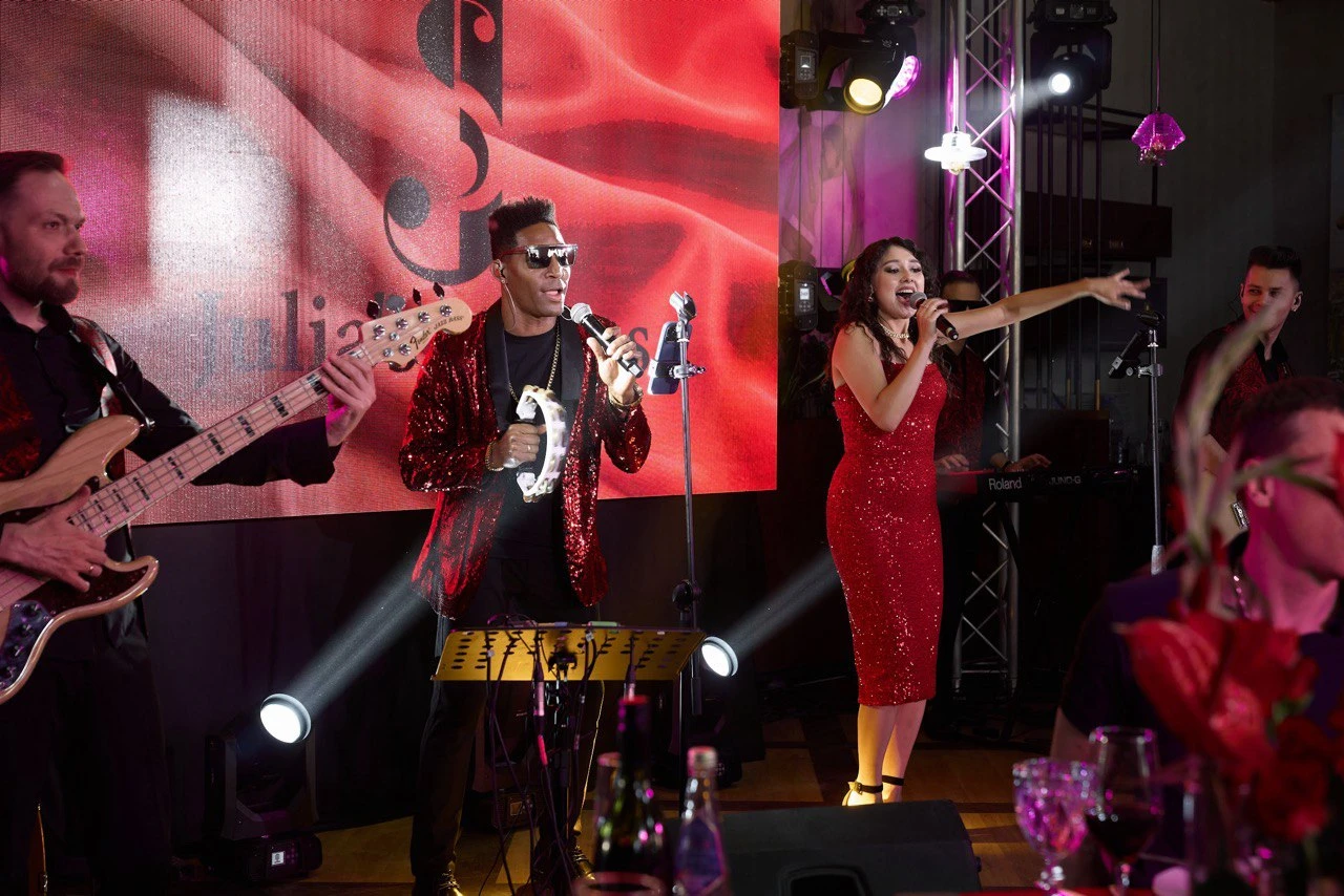 FERNANDEZ cover show