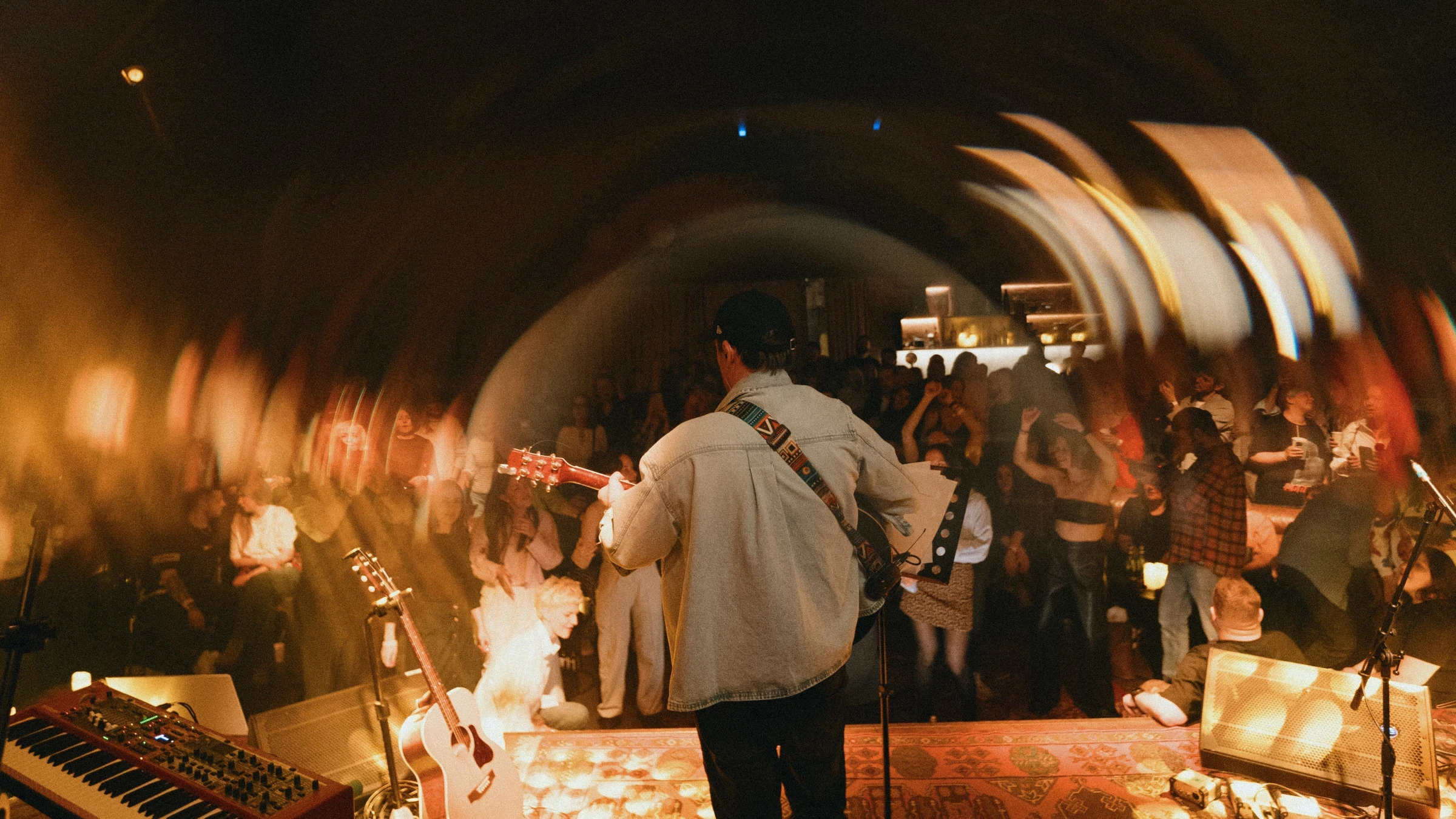 Чувак с гитарой